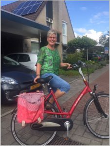 Ella Meijer bij de fiets